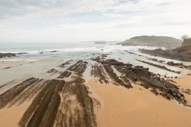 Sahilden Mouro Adası 'na bak. Santander, Spai.