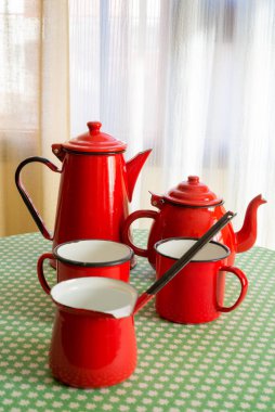 çay, süt ve kırmızı kaplama bardaklar
