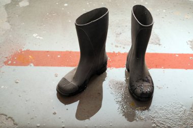 ıslak beton zeminde lastik çizmeler