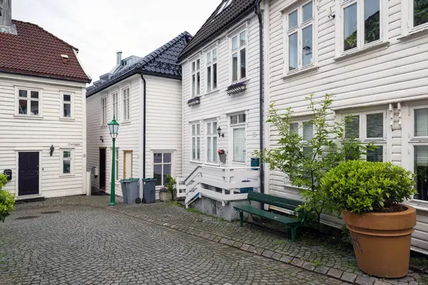 BERGEN, NORway - 2 Haziran 2017: Şehrin tarihi merkezinde tipik ahşap evler