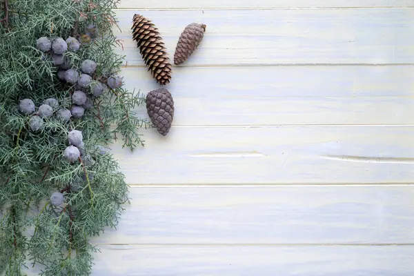 Beyaz boyalı ahşap dallarla süslenmiş Noel arkaplanı