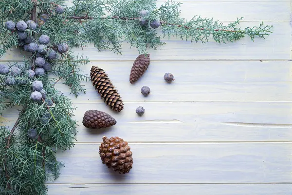 Beyaz boyalı ahşap dallarla süslenmiş Noel arkaplanı