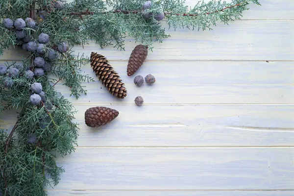 Beyaz boyalı ahşap dallarla süslenmiş Noel arkaplanı