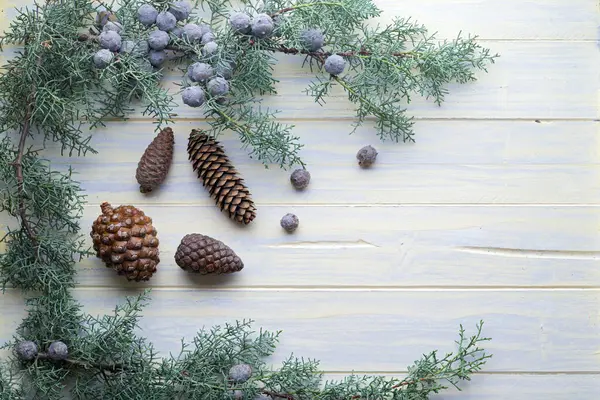 Beyaz boyalı ahşap dallarla süslenmiş Noel arkaplanı