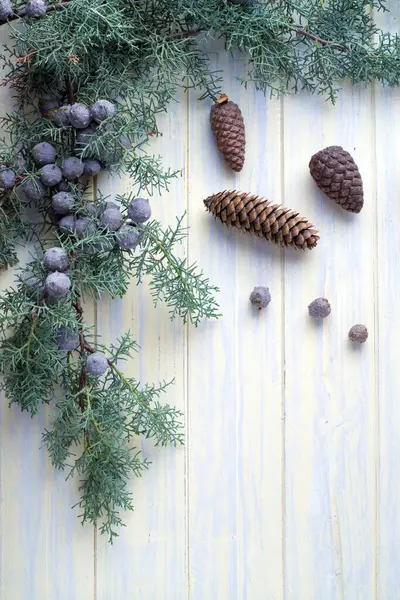 Beyaz boyalı ahşap dallarla süslenmiş Noel arkaplanı