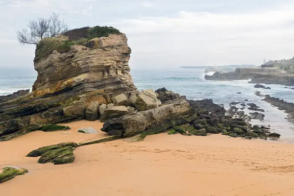 El Camello plajı (Santander, İspanya). Arka planda Mouro Adası ve deniz feneri görünüyor.