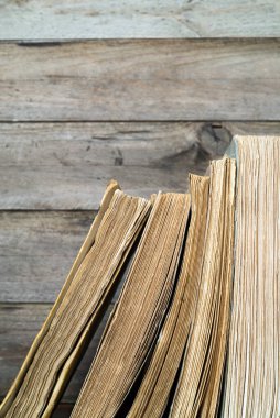 Eski kitaplarla dolu bir raf. tahta arkaplan