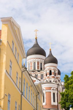 Tallinn 'de bir merkez cadde, arka plandaki kubbeler Alexander Nevsky Katedrali, Estonya' nın Tallinn şehrinde bir Ortodoks Katedrali..