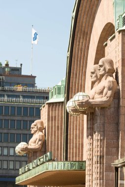  Helsinki Merkez Tren İstasyonu, Finlandiya 'nın orta kesiminin bir parçası olan Kluuvi' de ve Helsinki bölgesinde toplu taşımanın odak noktasıdır..
