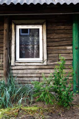 Ahşap bir evin penceresi. Vintage işleme