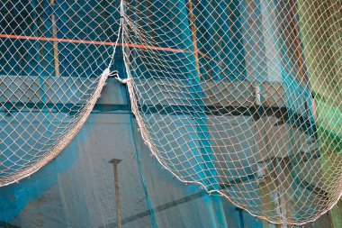 Ağ tarafından kapsanan inşaat halindeki bina