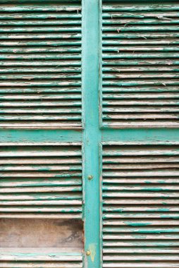 Geleneksel bir kanarya evinin dış duvarındaki ahşap pencereler.