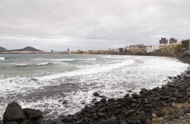 Atlantik Okyanusu Las Palmas de Gran Canaria, Kanarya Adası 'ndaki kayalara çarpıyor.