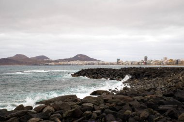 Atlantik Okyanusu Las Palmas de Gran Canaria, Kanarya Adası 'ndaki kayalara çarpıyor.