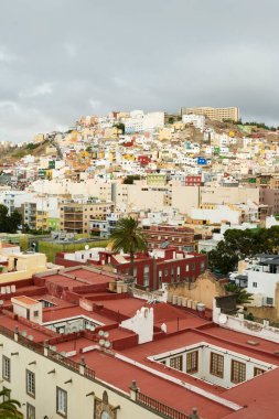 Gran Canaria, İspanya 'nın Kanarya Adaları' ndaki Las Palmas şehrindeki renkli yerleşim yapılarına panoramik bakış