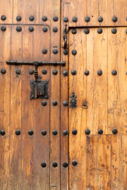 Eski ahşap kapıya asma kilit