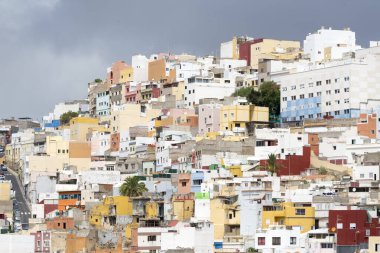 Gran Canaria, İspanya 'nın Kanarya Adaları' ndaki Las Palmas şehrindeki renkli yerleşim yapılarına panoramik bakış