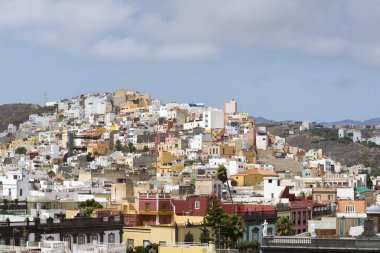 Gran Canaria, İspanya 'nın Kanarya Adaları' ndaki Las Palmas şehrindeki renkli yerleşim yapılarına panoramik bakış