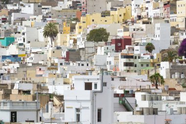 Gran Canaria, İspanya 'nın Kanarya Adaları' ndaki Las Palmas şehrindeki renkli yerleşim yapılarına panoramik bakış