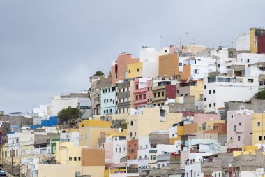 Gran Canaria, İspanya 'nın Kanarya Adaları' ndaki Las Palmas şehrindeki renkli yerleşim yapılarına panoramik bakış