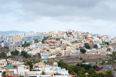 Gran Canaria, İspanya 'nın Kanarya Adaları' ndaki Las Palmas şehrindeki renkli yerleşim yapılarına panoramik bakış