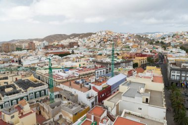 Gran Canaria, İspanya 'nın Kanarya Adaları' ndaki Las Palmas şehrindeki renkli yerleşim yapılarına panoramik bakış