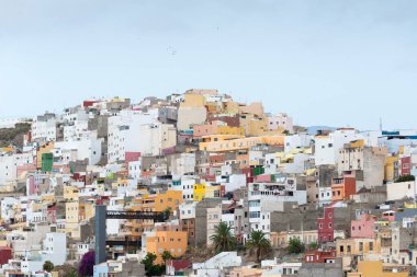Gran Canaria, İspanya 'nın Kanarya Adaları' ndaki Las Palmas şehrindeki renkli yerleşim yapılarına panoramik bakış