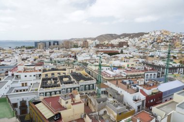 Gran Canaria, İspanya 'nın Kanarya Adaları' ndaki Las Palmas şehrindeki renkli yerleşim yapılarına panoramik bakış