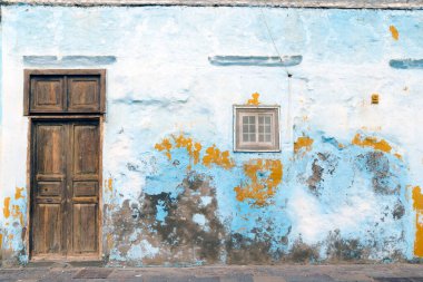 San Cristobal, Las Palmas, Gran Canaria, Kanarya Adaları civarındaki balıkçıların evleri. Cephe, denize yakın olduğu için hasar gördü.