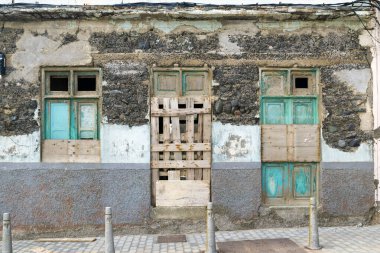 San Cristobal, Las Palmas, Gran Canaria, Kanarya Adaları civarındaki balıkçıların evleri. Cephe, denize yakın olduğu için hasar gördü.