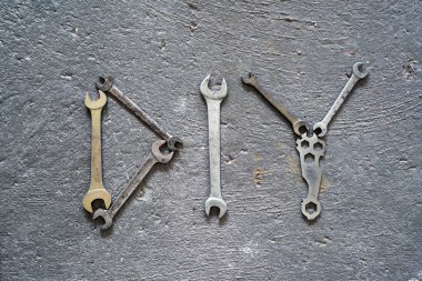 DIY kelimesi somut bir yüzey üzerindeki anahtarlarla oluşmuştur.