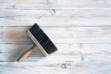 Ahşap arka planda boya fırçası. Boşluğu kopyala