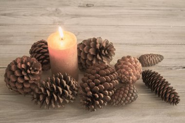 Noel mumu ve kozalaklı orta masa. Uzayı kopyala Vintage işleme.