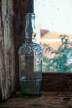 Pencere pervazında cam şişe