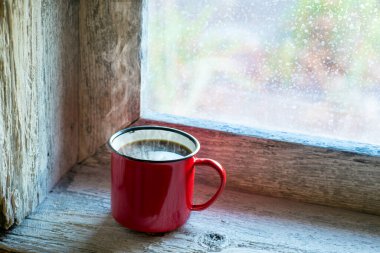 Pencere pervazında bir fincan sıcak kahve.