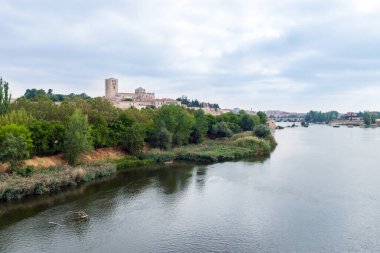 Duero Nehri 'nin, katedralin silüetiyle Zamora' dan görünüşü