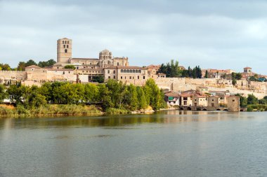 Duero Nehri 'nin, katedralin silüetiyle Zamora' dan görünüşü