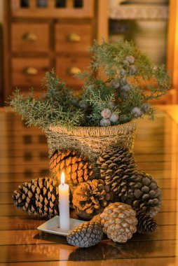Ananas ve ardıç dallarıyla Noel süslemesi