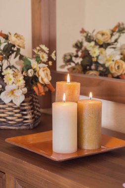 Büfede mumlarla süslenmiş bir tepsi. renklendirilmiş resim