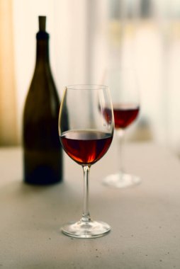 Bir kadeh kırmızı şarap, seçici odaklanma.