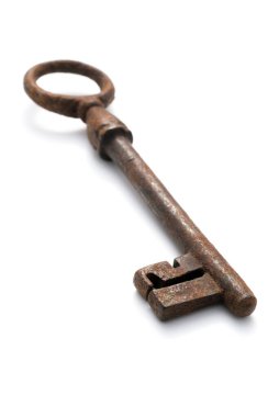 Beyaz arkaplanda izole edilmiş eski anahtar 