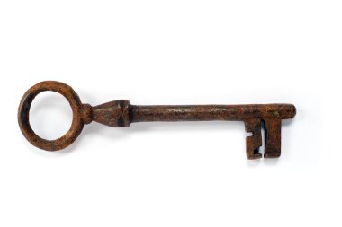 Beyaz arkaplanda izole edilmiş eski anahtar 