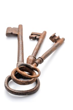 beyaz üzerine üç eski anahtar