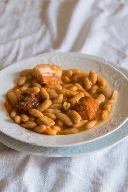 Fabada, tipik bir İspanyol yemeği.