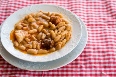 Fabada, tipik bir İspanyol yemeği.