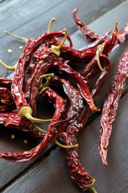 Ahşap bir masada siyah baharatlı biberler.