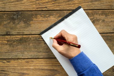 Bir adamın dolmakalemle el yazısı. tahta arkaplan