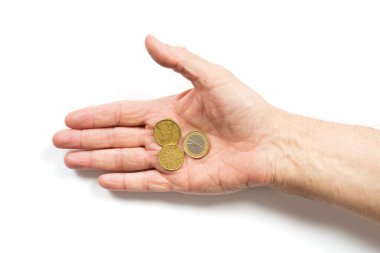 Erkek eli bozuk para tutuyor. beyaz arkaplanda izole