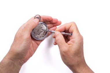 Erkek el saat tamir ediyor. beyaz arkaplanda izole