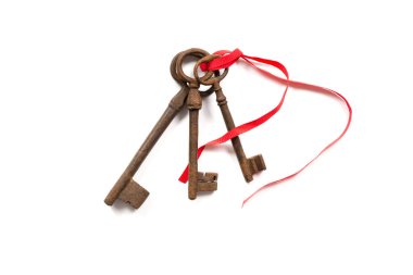 Beyaz üzerine izole edilmiş üç eski paslı tuş.